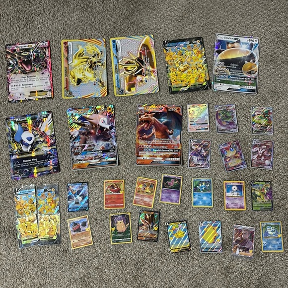 pokmon 32 set & sleeves(8 big cards, 24 small cards) WILLING TO NEGOTIATE  A LOT